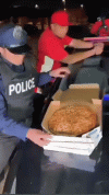 1111гифки-полицейский-пицца-еда-7196257.gif