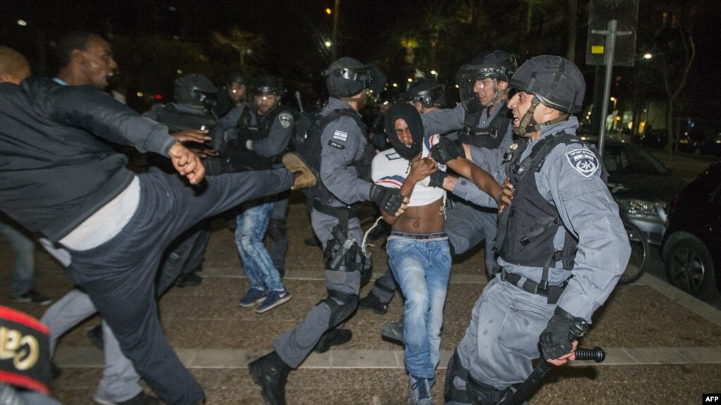Столкновения участников акции протеста с полицией. Тель-Авив, Израиль, 3 мая 2015 года. 