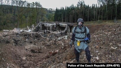 Этот снимок сделан 20 октября 2014 года у селения Врбетице, через четыре дня после взрыва (архив)