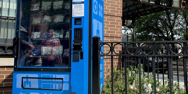 Синий торговый автомат, предлагающий пользователям бесплатные принадлежности для наркотиков, чтобы избежать передозировки.