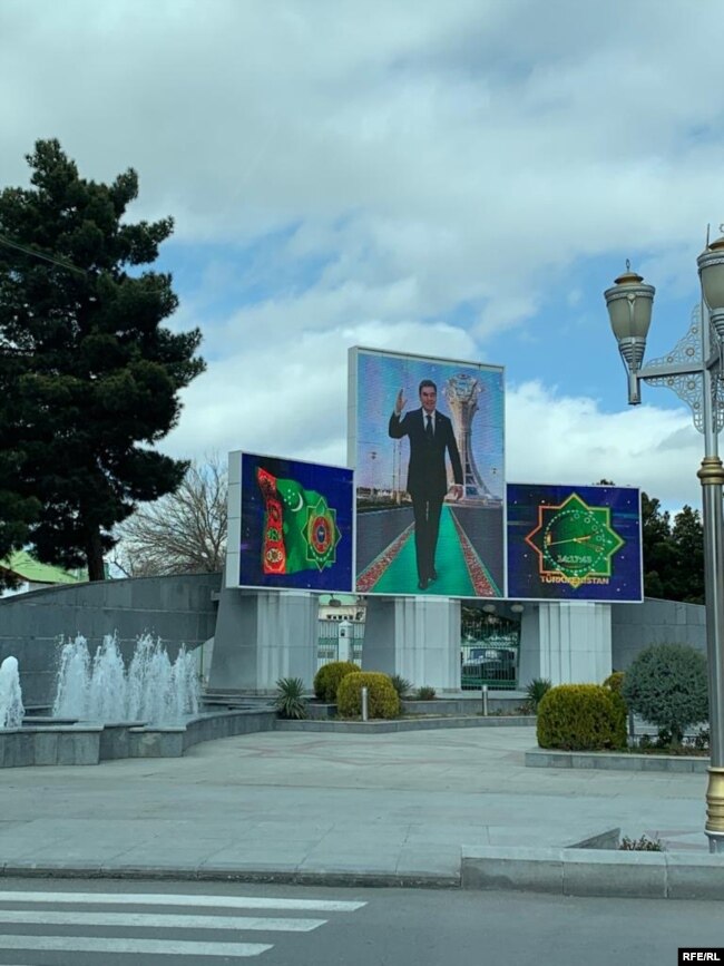 Ашхабад. Фотографировать портреты президента Бердымухамедова запрещено. За ними обычно наблюдают сотрудники полиции в гражданском, которые могут подойти и попросить удалить фотографии