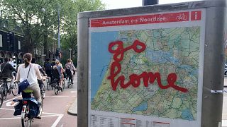 Граффити с надписью «Go Home» нанесено на карту велосипедных дорожек у входа в амстердамский парк Вондела, популярное место среди туристов, которые катаются на арендованных велосипедах. Граффити с надписью «Go Home» нанесено на карту велосипедных дорожек у входа в амстердамский парк Вондела, популярное место среди туристов, которые катаются на арендованных велосипедах.