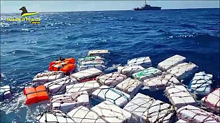 Итальянская полиция изъяла около 70 упаковок, содержащих почти 2 тонны кокаина, плавающих у берегов восточной Сицилии. Итальянская полиция изъяла около 70 упаковок, содержащих почти 2 тонны кокаина, плавающих у берегов восточной Сицилии.