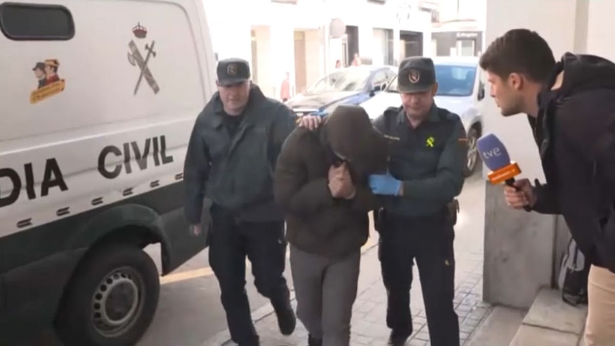 Один из двух человек, задержанных за незаконную продажу виагры в Эстремадуре, Испания. Один из двух человек, задержанных за незаконную продажу виагры в Эстремадуре, Испания.
