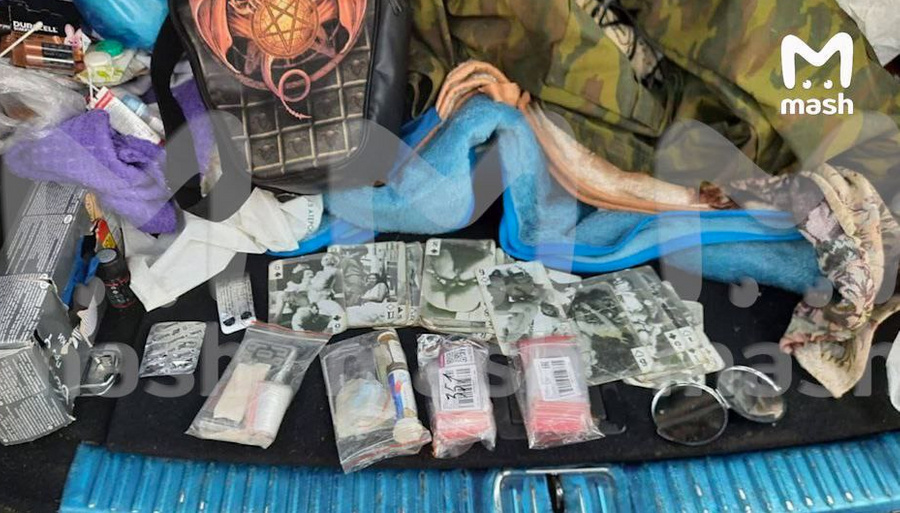 Атрибуты сатанистов и рецептурные наркотические вещества найдены в машине подозреваемого. Фото © t.me / Mash