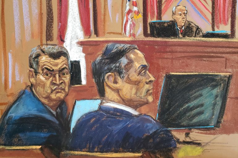 На зарисовке зала суда Хуан Орландо Эрнандес смотрит назад через плечо, сидя за столом защиты со своим адвокатом.  За ним виден судья на возвышении.