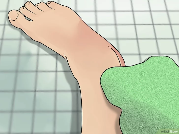 Изображение с названием Shave Your Legs (Male) Step 11